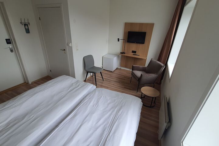 Room 7 of 18