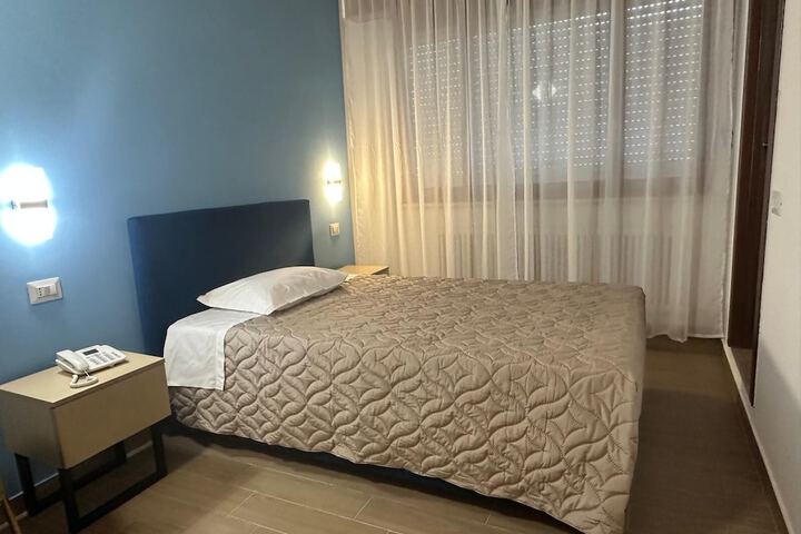 Room 4 of 10