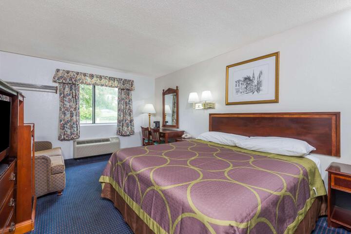 1 King Bed (2 of 7)
