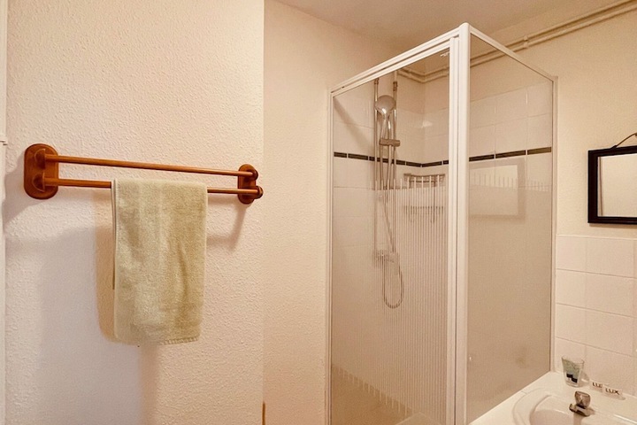 Room 5 of 12