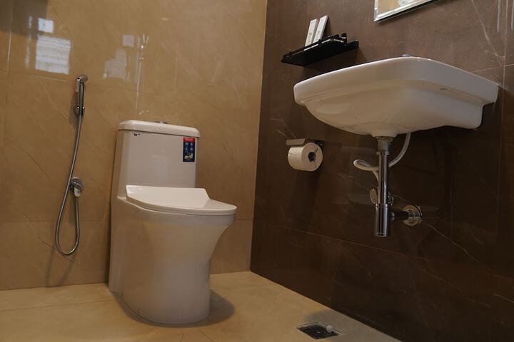 Room 4 of 9