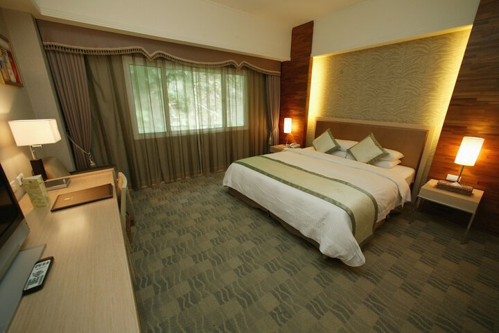 Room 8 of 90