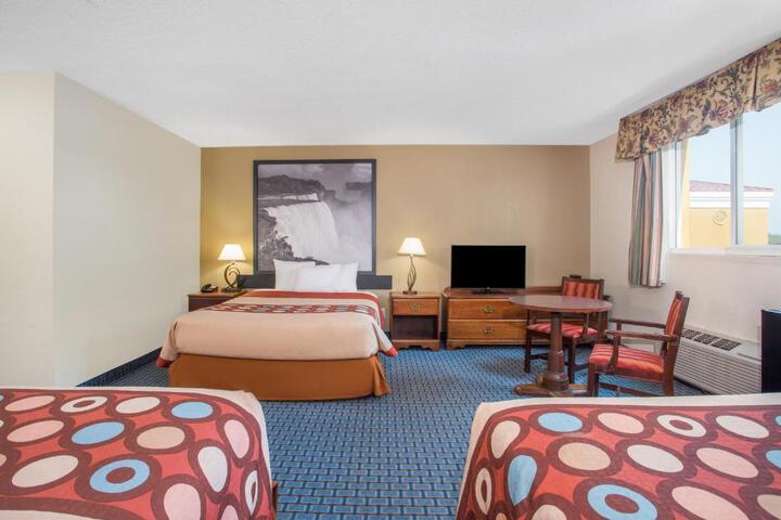 1 Queen Bed (6 of 7)