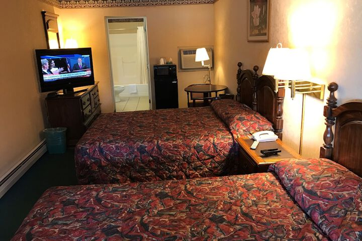 1 Queen Bed (5 of 9)
