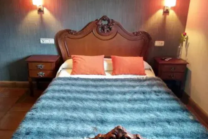 Room 5 of 9