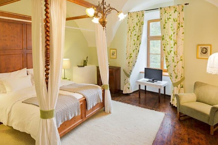 Room 3 of 40