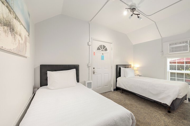 Room 5 of 16