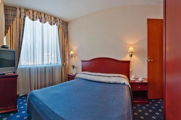 Room 3 of 8