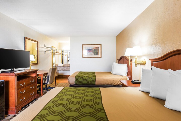 Standard Room, King or Two Doubles (2 of 12)
