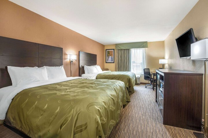 2 Queen Beds (5 of 10)