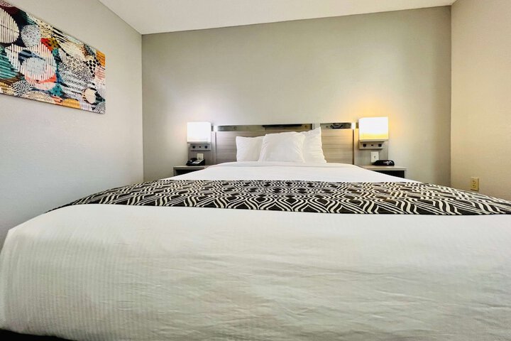 1 Queen Bed (12 of 35)