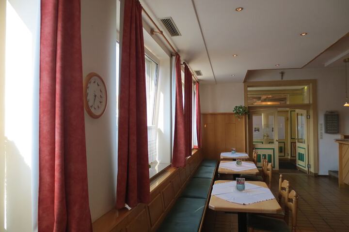 Lounge 41 of 60