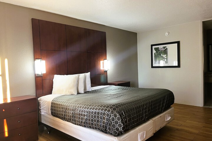1 King Bed (12 of 29)