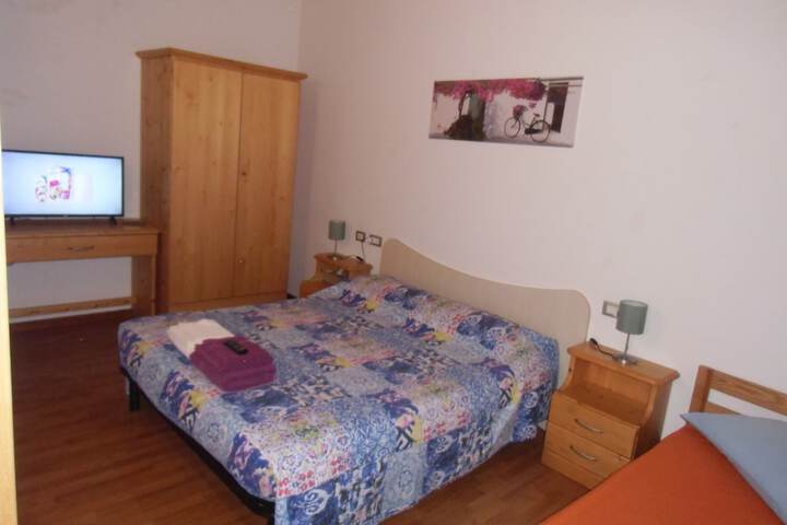 Room 2 of 25