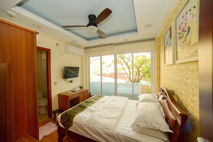 Room 9 of 38