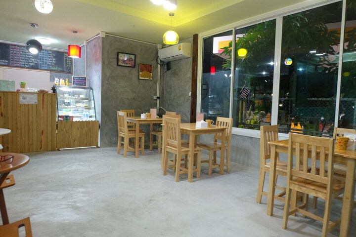 Dining 33 of 56