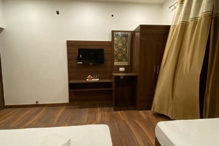Room 11 of 27
