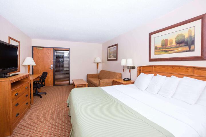 1 Queen Bed Accessible Room (7 of 12)