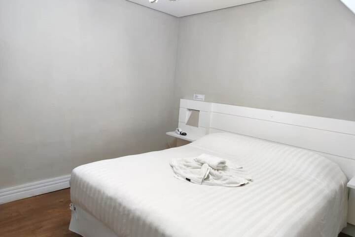 Room 3 of 40