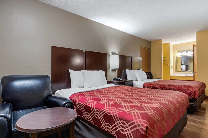 2 Queen Beds (2 of 8)