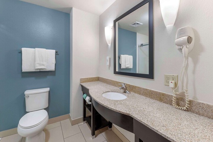 1 King Suite (4 of 5)