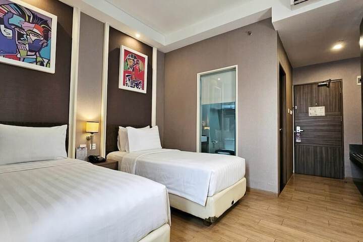Room 10 of 32