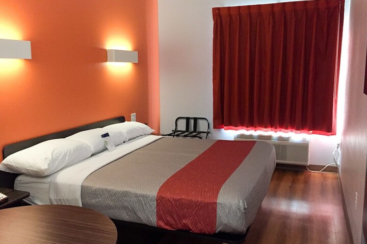 Room 6 of 38