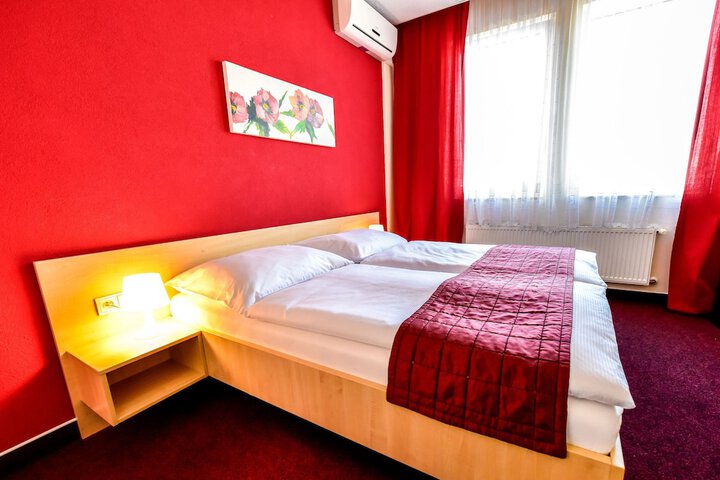 Room 12 of 33