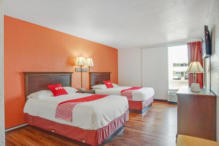 1 King Bed (4 of 12)