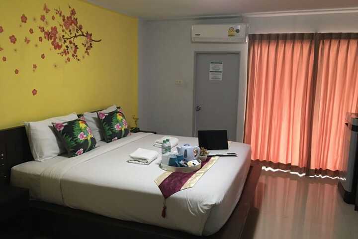 Room 10 of 33