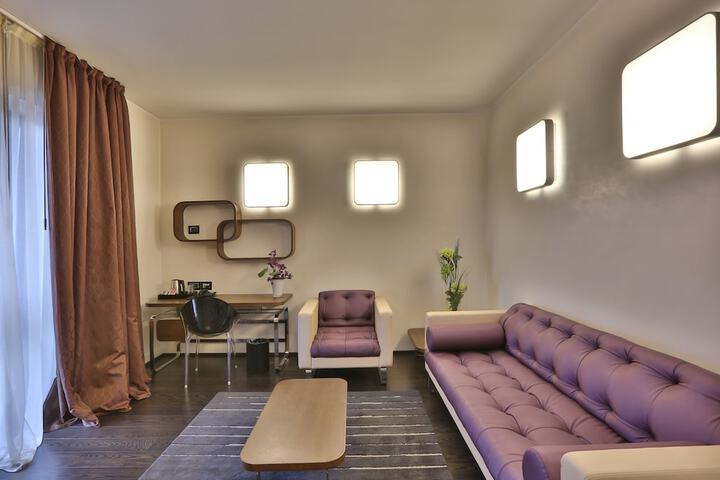 Room 10 of 33