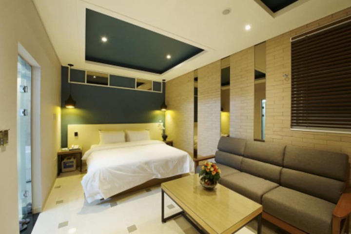 Room 22 of 37