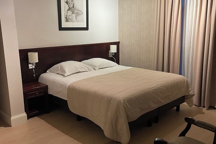 Room 7 of 16