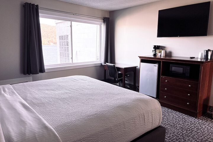 Courtyard King Bed (4 of 23)