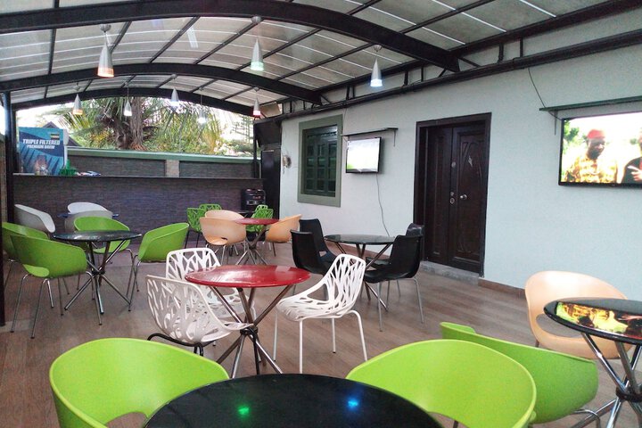 Lounge 16 of 24