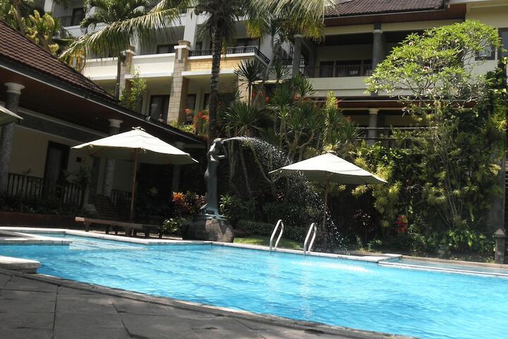 Hotel with Pool