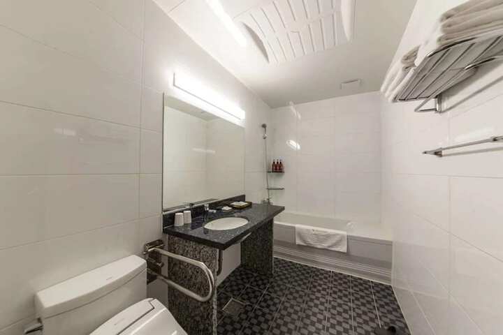 Room 33 of 39