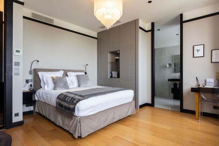 Room 32 of 90