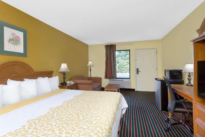 1 King Bed (2 of 13)