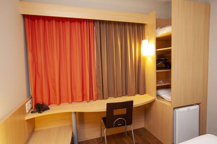 Room 6 of 82