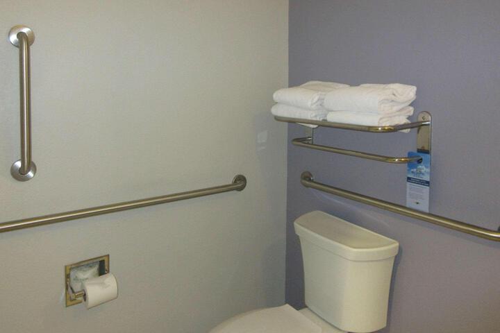 1 Queen Bed (4 of 17)