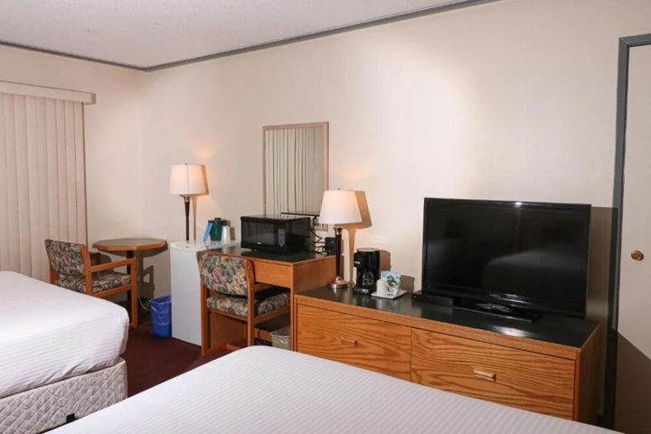 Room 5 of 8