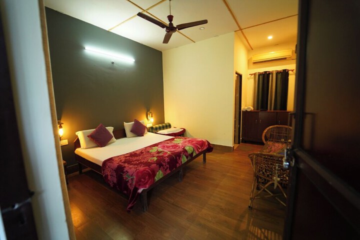 Room 10 of 12