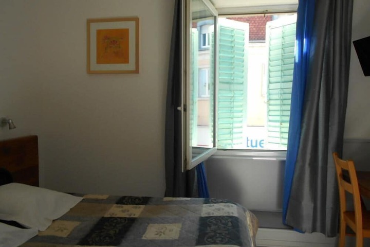 Room 3 of 28