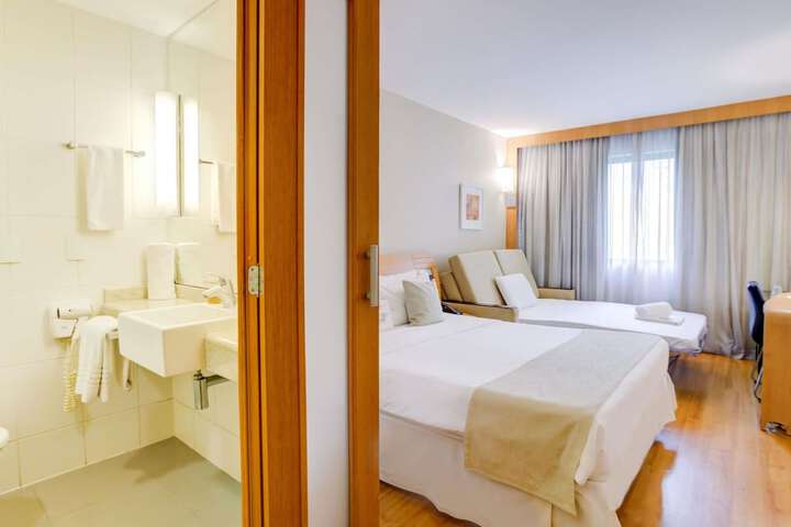 Room 53 of 150