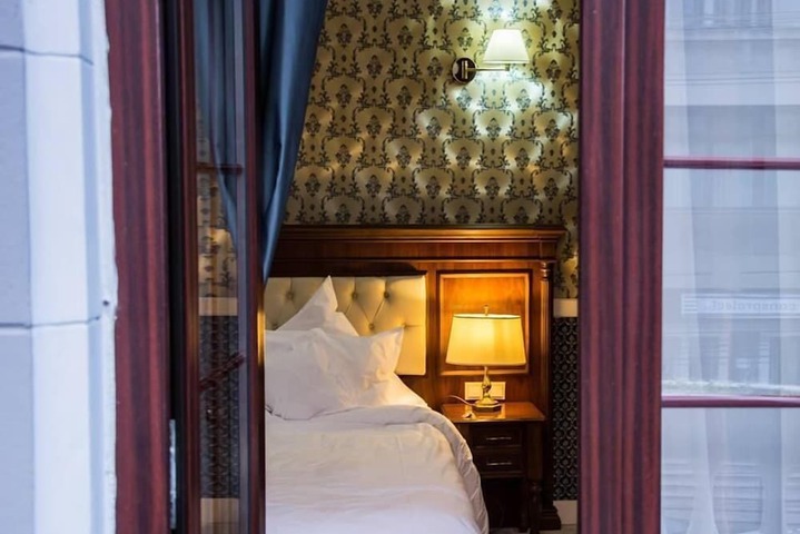 Room 4 of 8