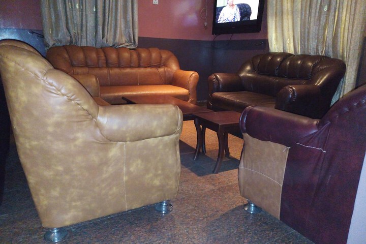 Lounge 30 of 34