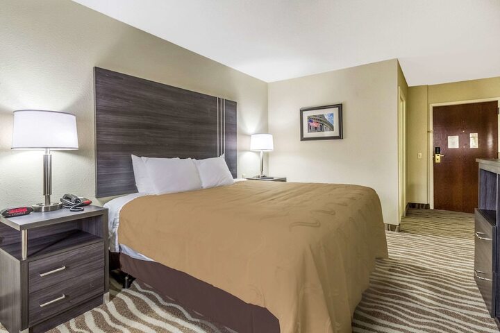1 Queen Bed (9 of 13)