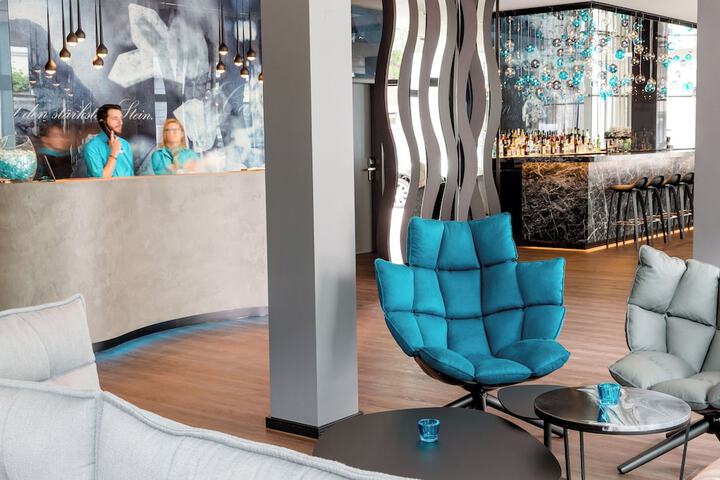 Lounge 21 of 38