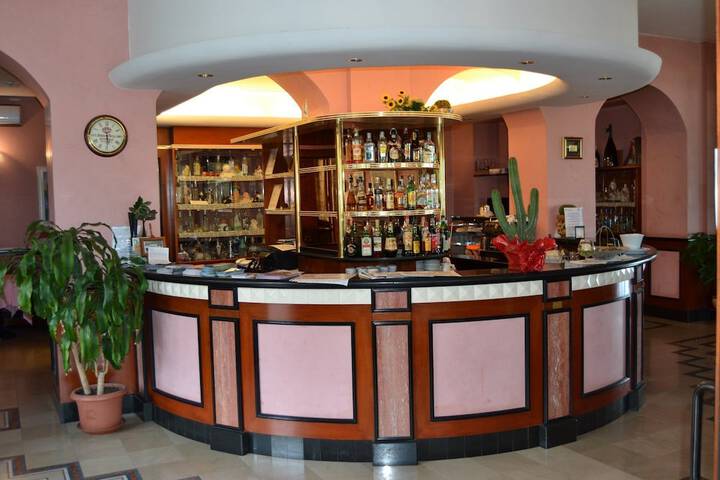 Lounge 10 of 21